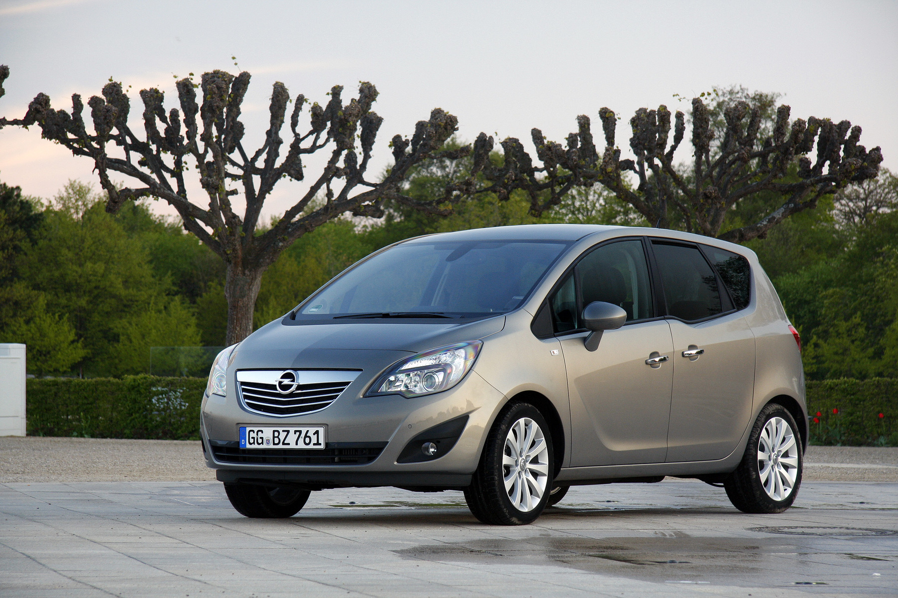 Opel Meriva открытые двери